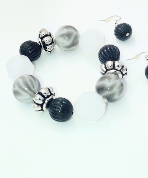 2472EB107. Handmade Black & Silver Bracelet with Earrings. - Picture 4 of 6